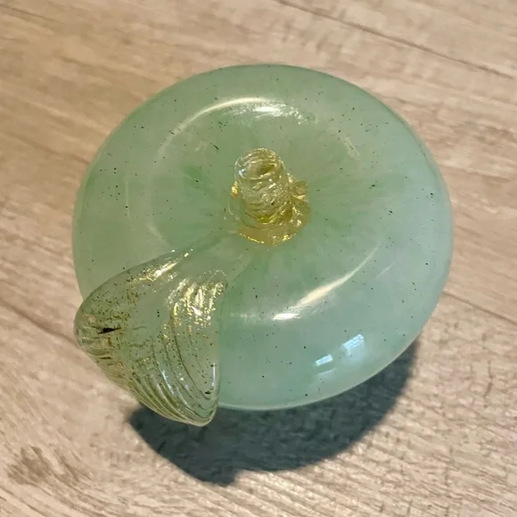 Vintage Murano Green Apple with Gold Leaf Paperweight - Picture 5 of 9